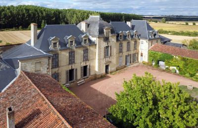 Slott til salgs Loudun, Nouvelle-Aquitaine:  Indre gårdsplass