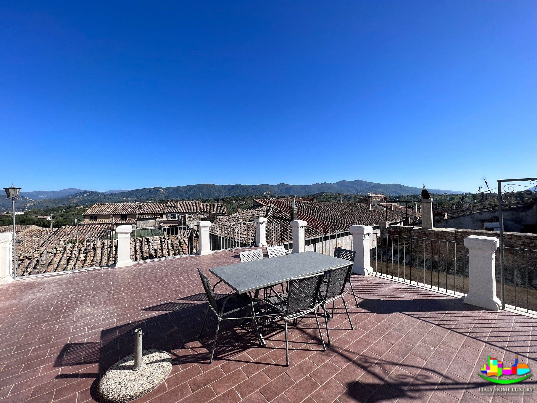 Images Historisch huis bij Terni met panoramisch dakterras