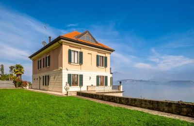 Historisk villa til salgs Belgirate, Piemonte:  Utvendig