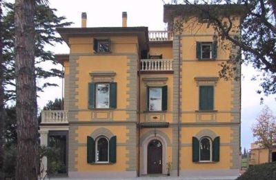 Historische villa te koop Terricciola, Toscane:  Zijaanzicht