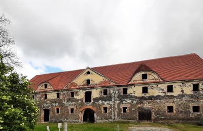Vastgoed, Indrukwekkend stalgebouw op Kasteel Damianowo