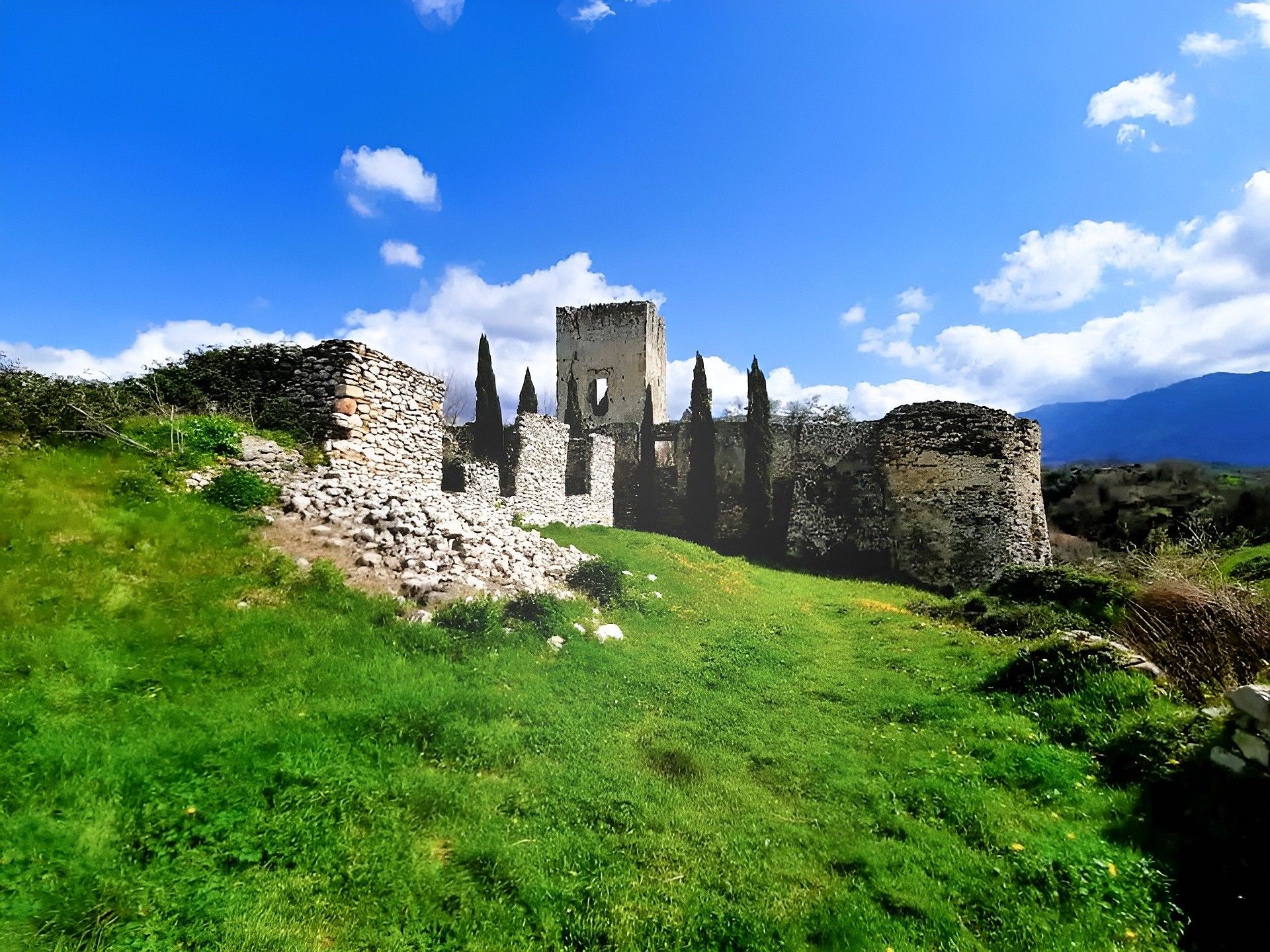 Fotos Mittelalterliches Dorf mit Burgruine Nähe Rom