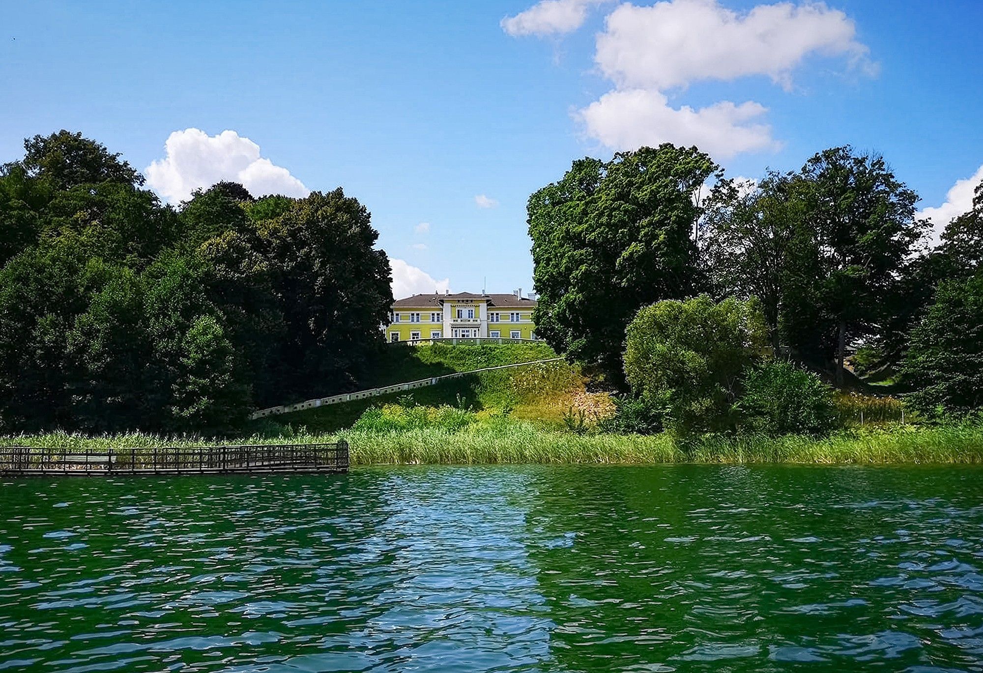 Bilder Herregård ved innsjøen i Masuria, nær Olsztyn
