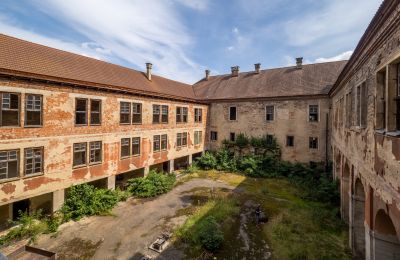 Schloss kaufen Kounice, Zámek Kounice, Středočeský kraj, Innenhof