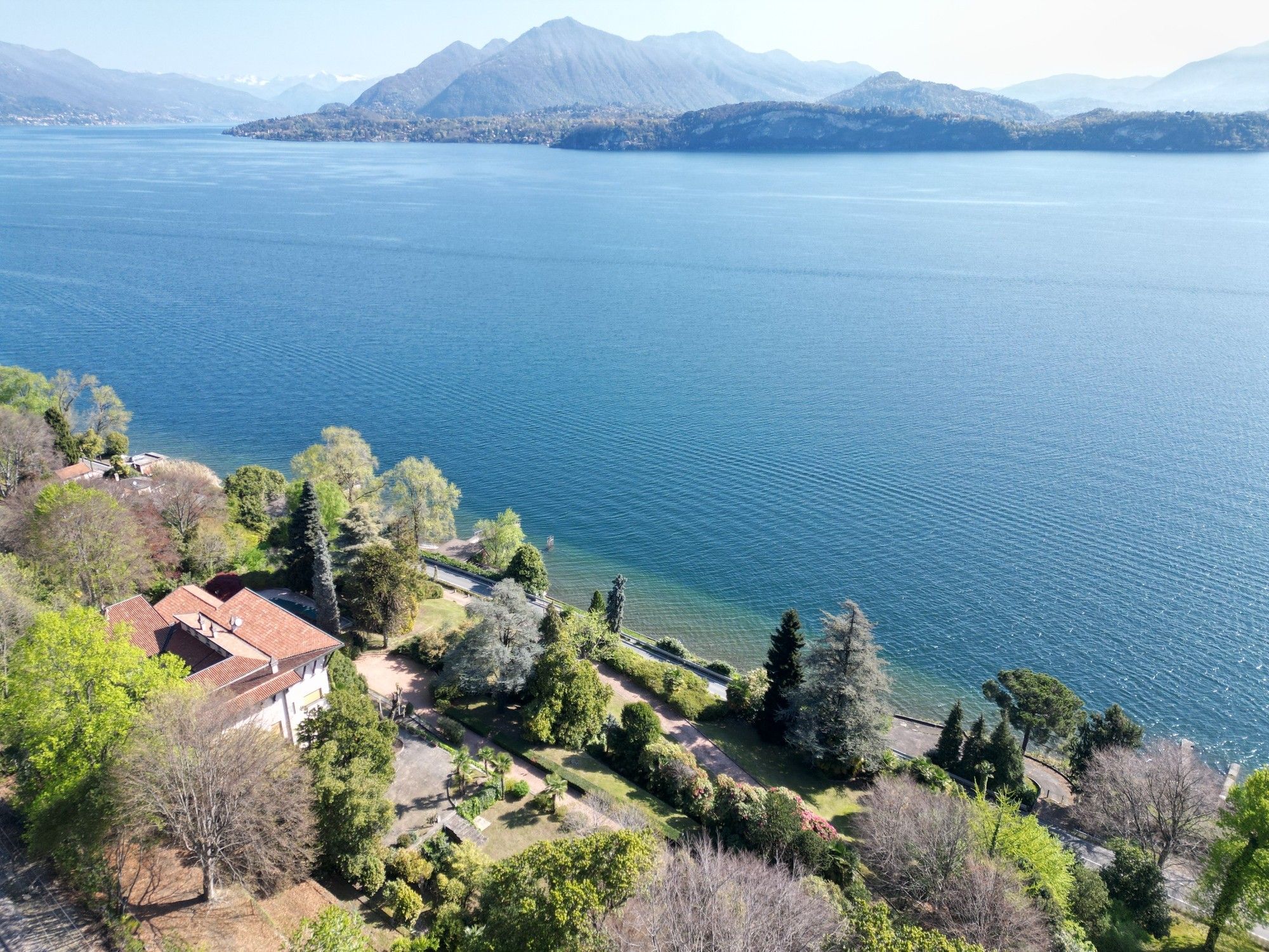 Billeder Stor villa med udhus, pool, have og privat strand