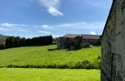 Lantgård till salu Moeche, Sta Cruz de Moeche, Galicien, Fastighetens omgivning