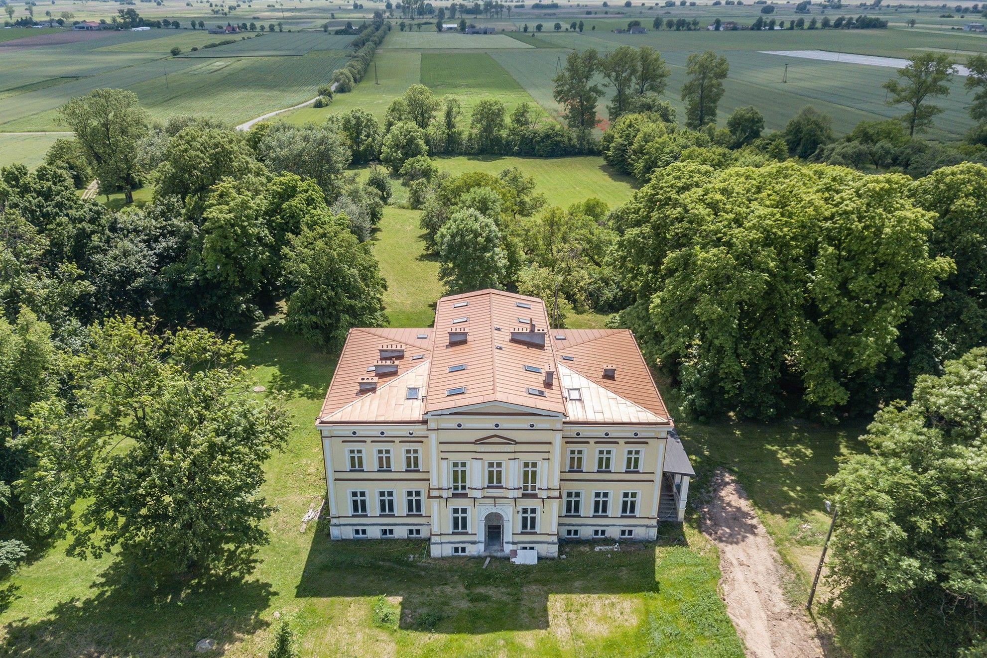 Fotos Schloss mit Nebengebäuden und Park - Projektgenehmigung Seniorenwohnen
