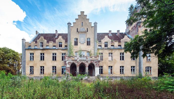 Dobrowo: Ausschreibung Schloss Klein Dubberow