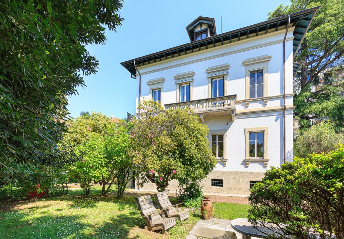 Fotos Geschichtsträchtige Villa auf drei Etagen mit Panoramatürmchen, großem flachen Park und Swimmingpool