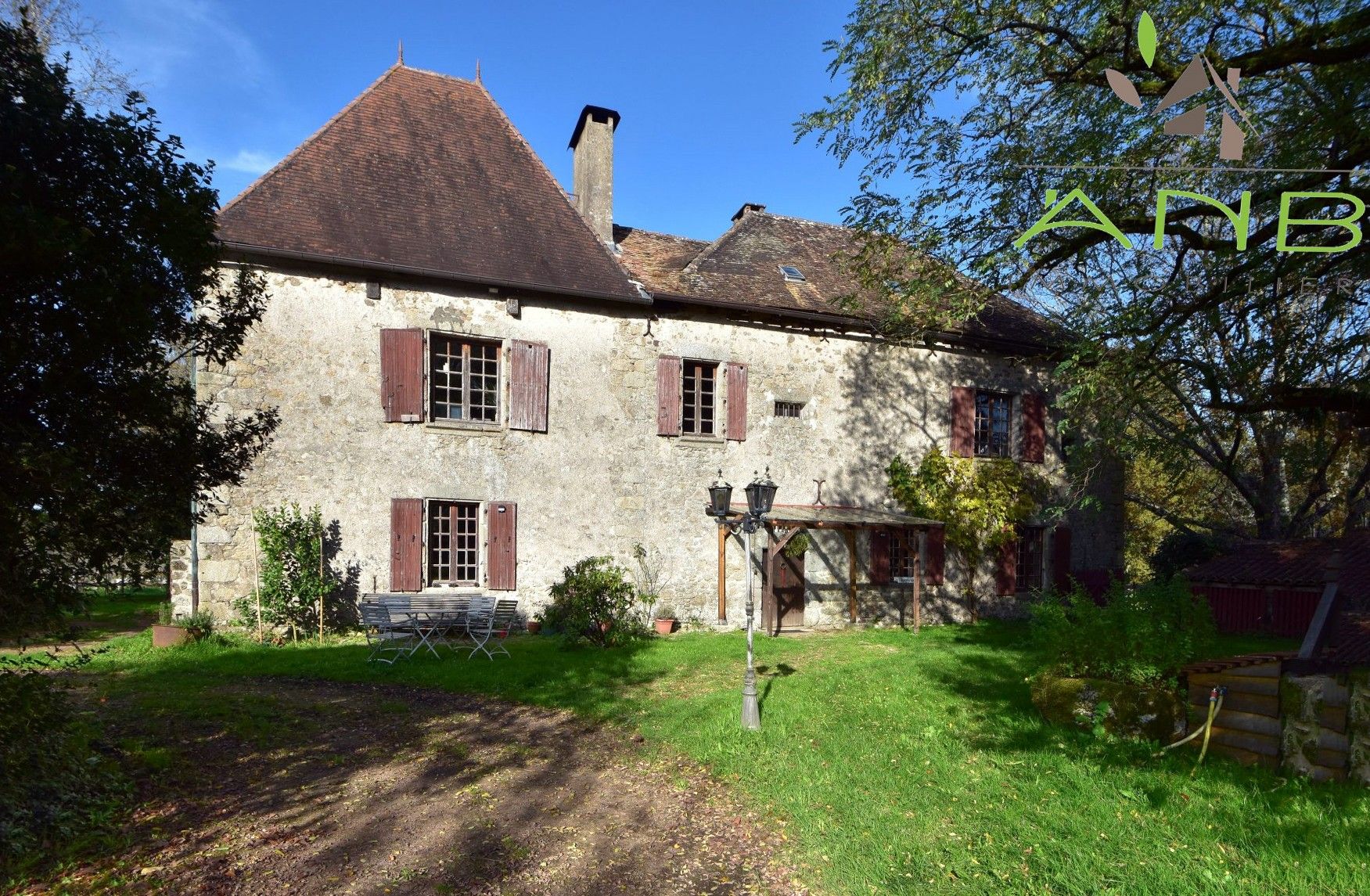 Fotos 10-Hektar-Anwesen mit Herrenhaus, Gästehäusern, Weide und Teich