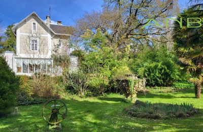 Historisk villa til salg Bussac-sur-Charente, Nouvelle-Aquitaine, Bagudvendt