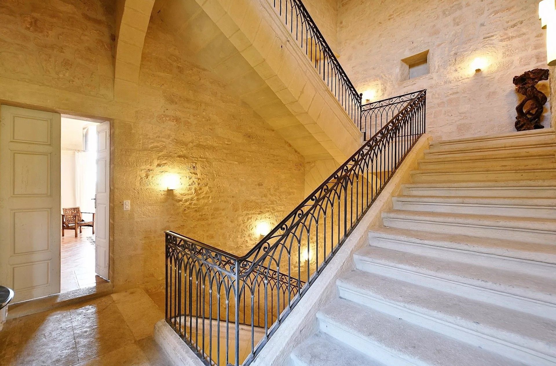 Bilder Medeltida slott nära Uzès - en symbios av antikviteter och modernitet