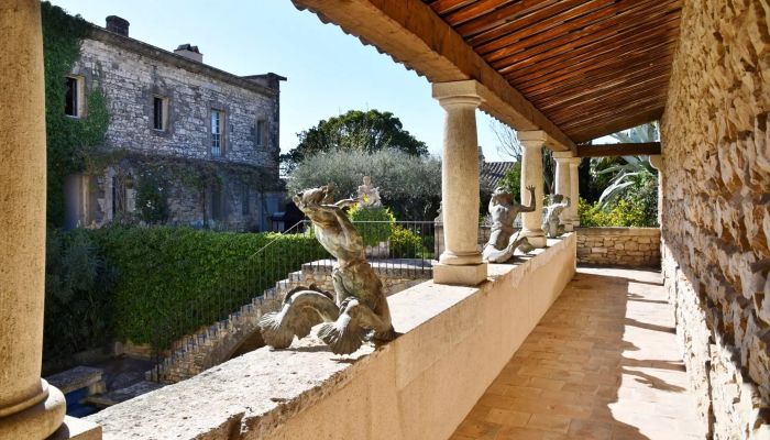 Slot til salg Uzès, Occitanie,  Frankrig