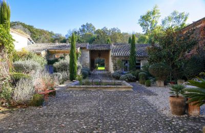 Herregård til salg Uzès, Occitanie, Indre gårdhave