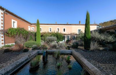 Herregård til salg Uzès, Occitanie, Indre gårdhave