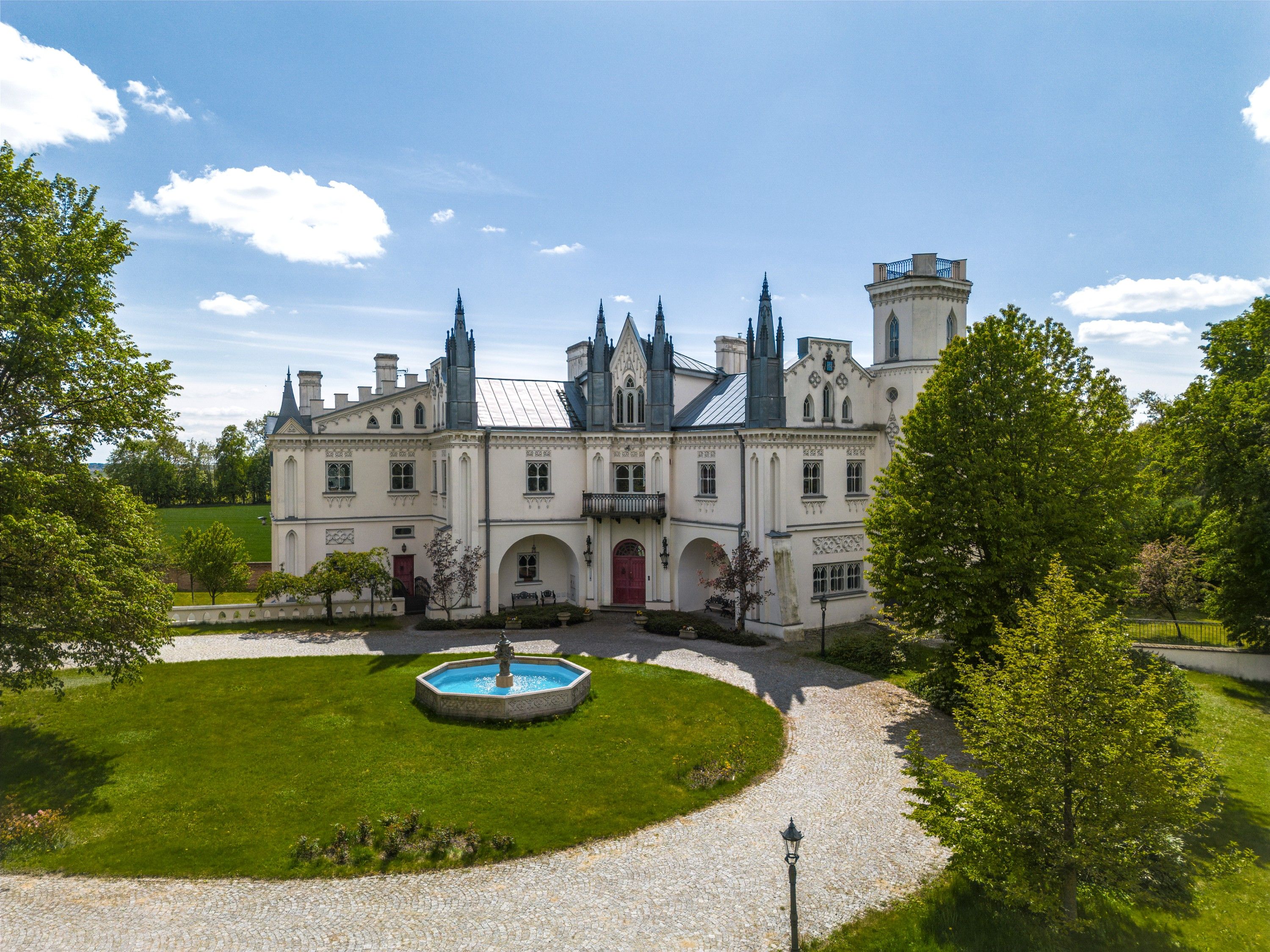 Bilder Nygotisk herregård i Patrykozy - et unikt monument i Mazovia