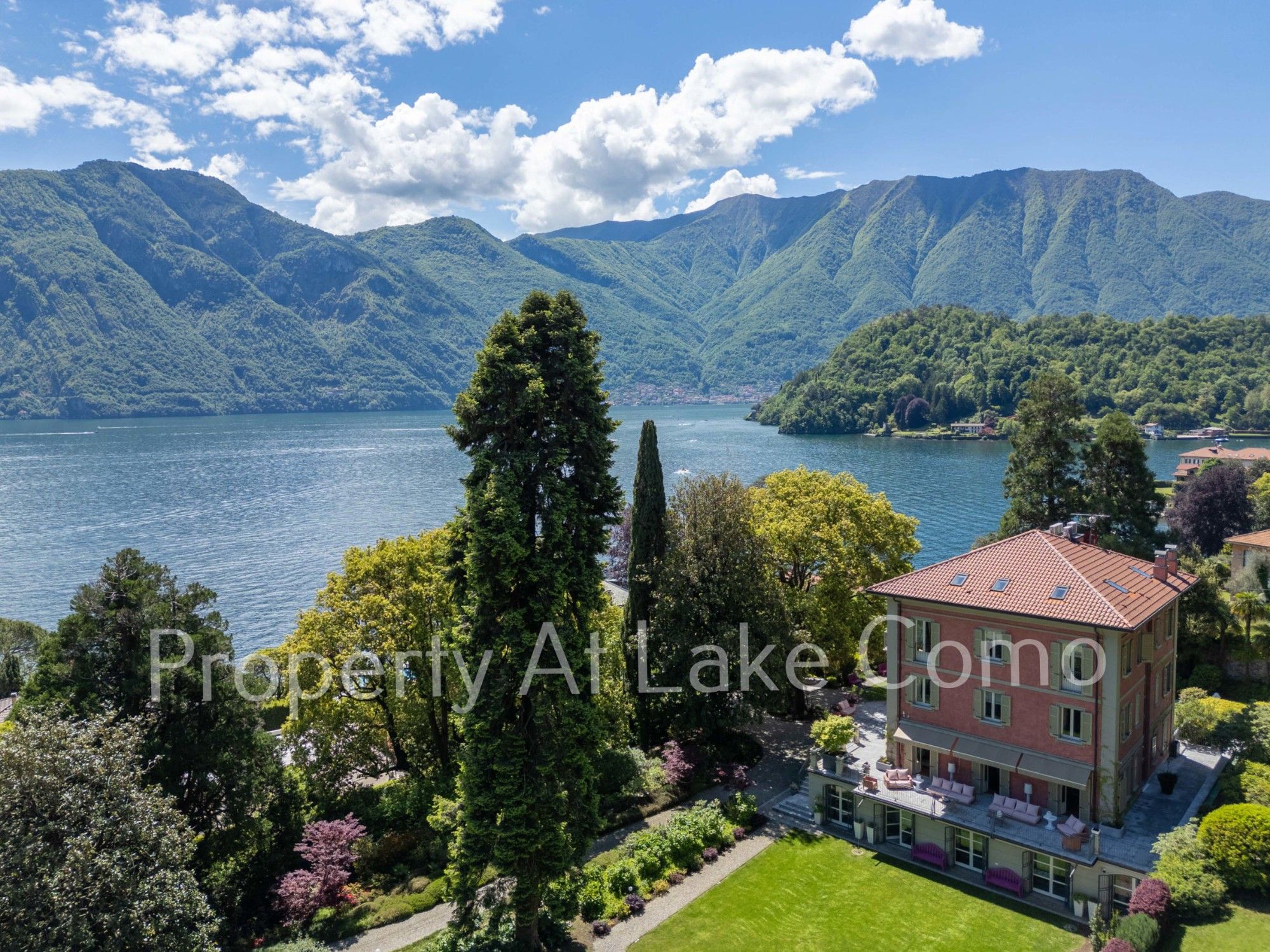 Neoklassisk villa i den prestigefyldte Tremezzina-region ved Comosøen, Historisk villa til salg