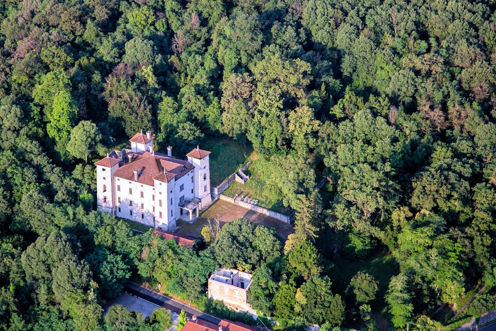 Billeder Slott i Norditalien, Friuli-Venezia Giulia-regionen, med vingårde og golfbaneprojekt – 110 hektar