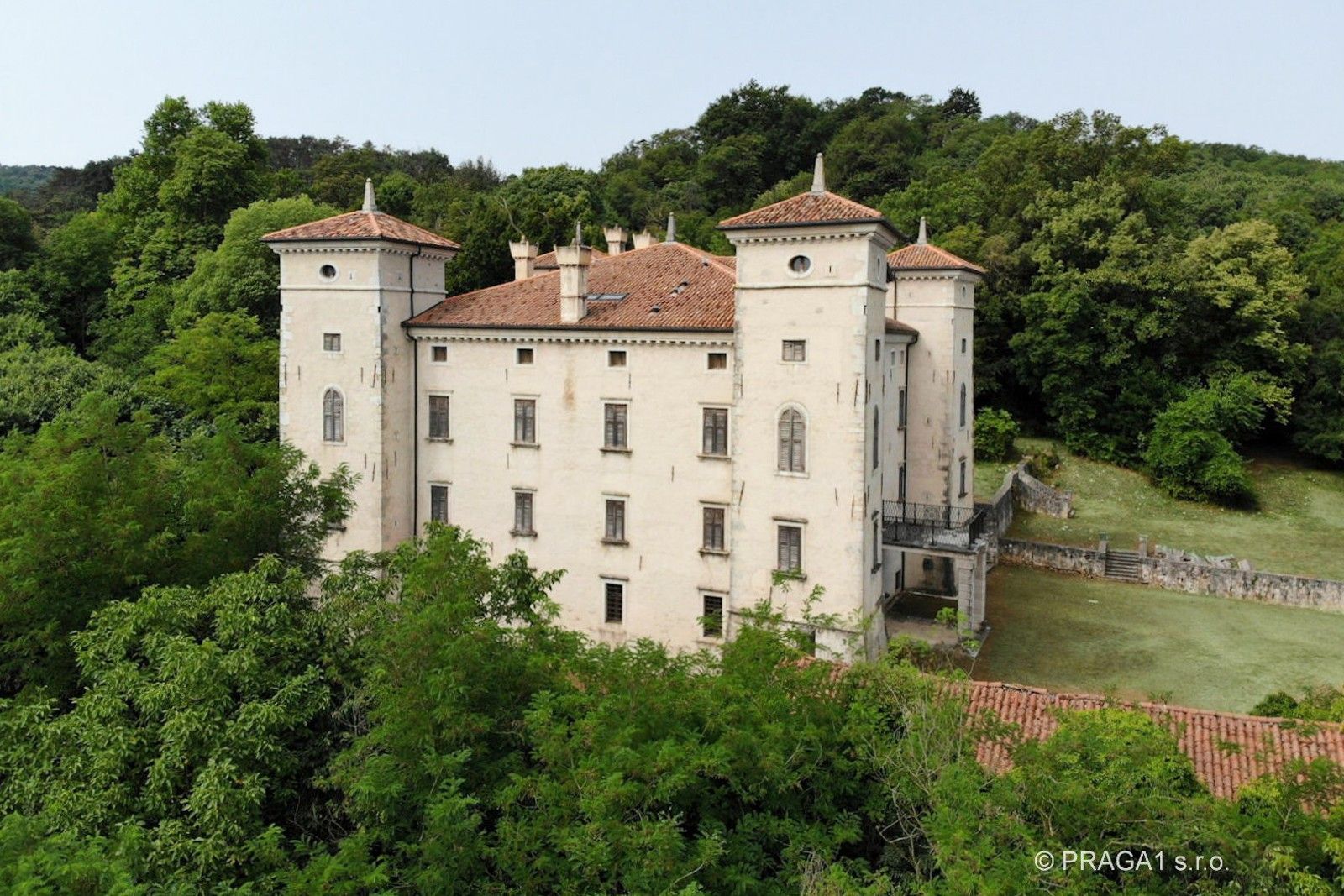Bilder Slott i norra Italien, regionen Friuli-Venezia Giulia, med vingårdar och golfbaneprojekt – 110 hektar