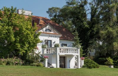 Historiske ejendomme, Herregård med park og udhuse nær Warszawa