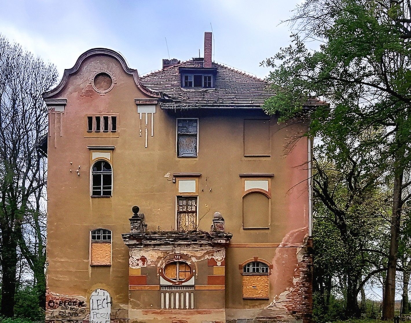 Billeder Grundstykke med gammel villa og bygningsmulighed i Udanin, Nedre Schlesien