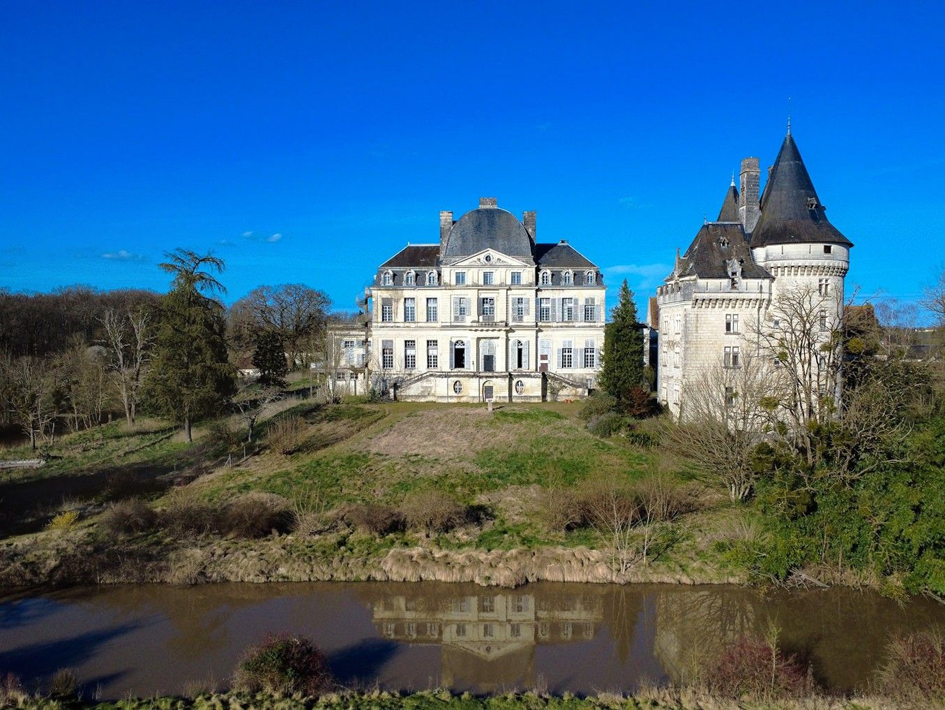 Billeder Majestætisk Château i Touraine med middelalderligt donjon fra det 15. århundrede, 47 hektar