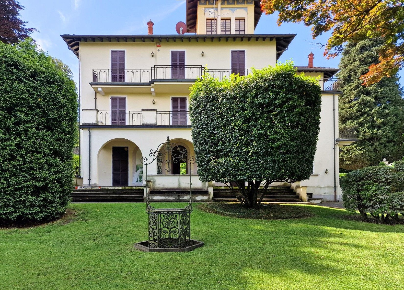 Bilder Villa med panoramatårn, utsikt over innsjøen og hage i den populære kurbyen Stresa