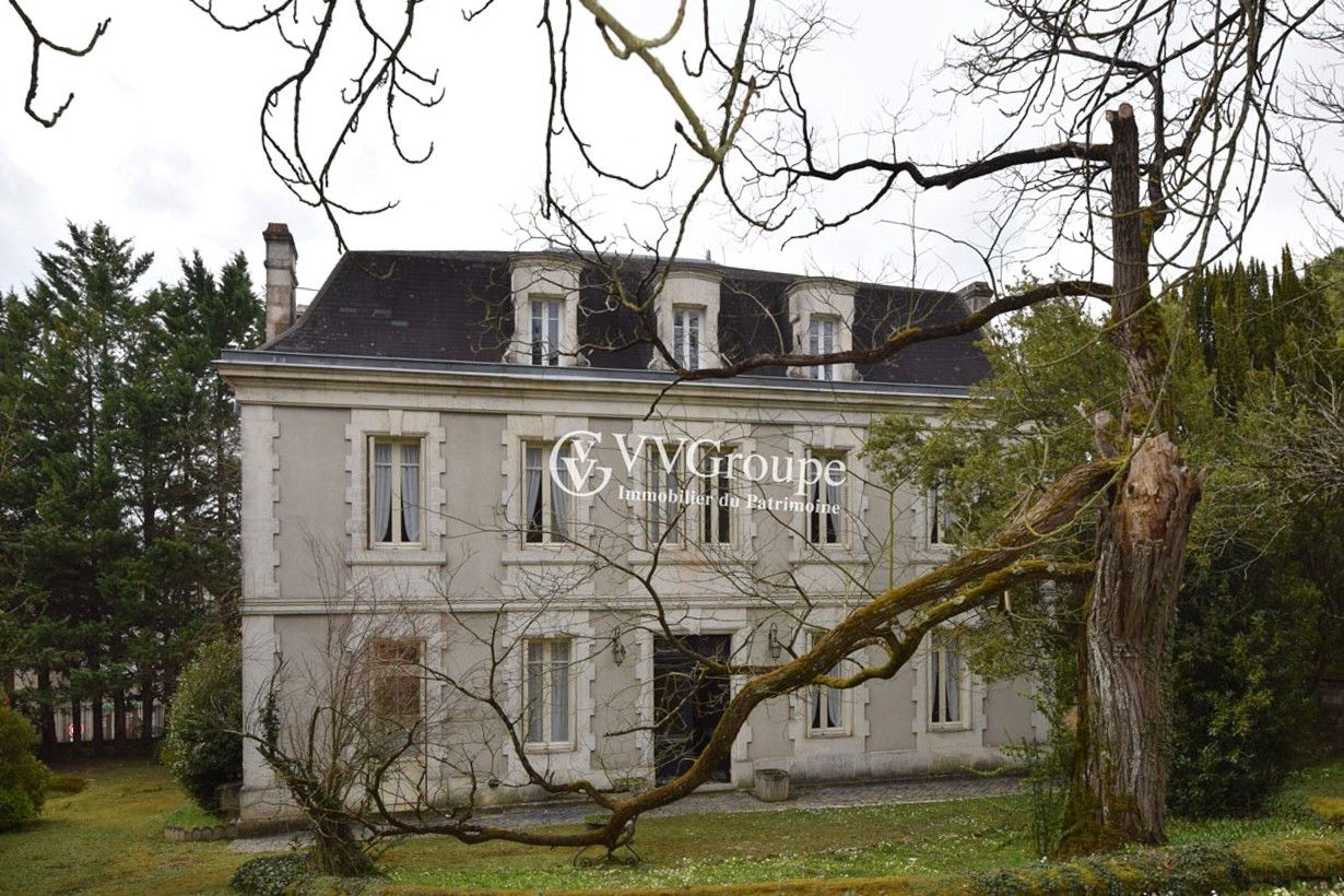 Bilder Herrgård från 1880 med vackra salonger och utsikt över Charente