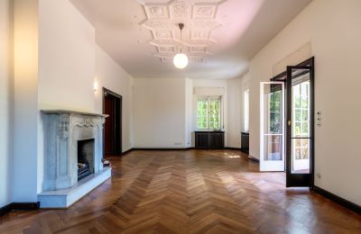 Historisk villa till salu Charlottenburg-Wilmersdorf, Westend, Berlin, Wohnzimmer mit Zugang zur Terrasse und Laubengang 