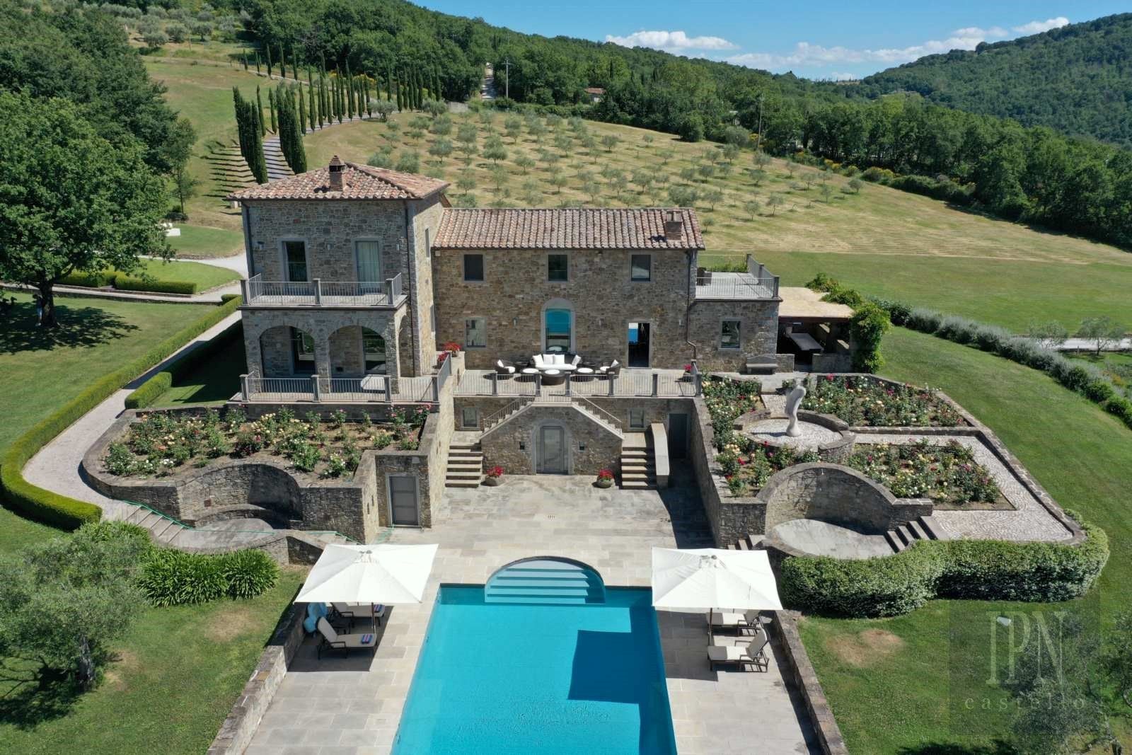 Bilder Eksklusiv eiendom i Umbria med utsikt over Niccone-dalen og gjestehus