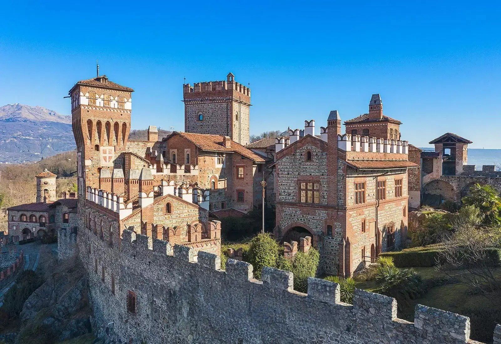Billeder Borg i Piemonte med hotel, konferencefaciliteter og 40 ha jord