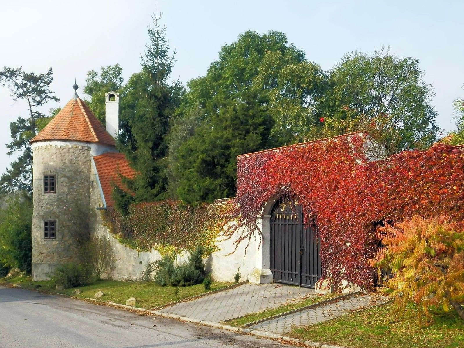 Bilder Historiskt herresäte med bastion och park i västra Slovakien