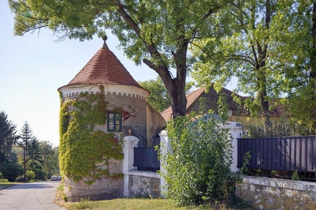 Fotos Herrenhaus mit mittelalterlichen Befestigungsanlagen in der Westslowakei