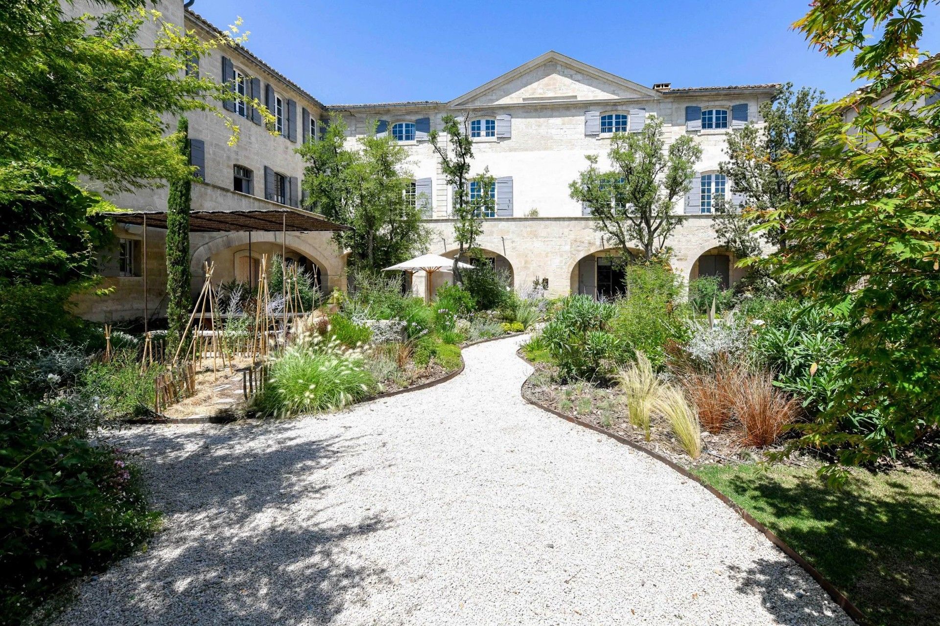 Historisk liebhaveri nær Avignon i Provence, Bypalæ til salg