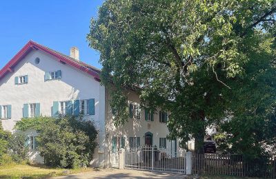 Historische Immobilien, Denkmalprämiertes Jurahaus mit Pferdehof und erstklassiger Reithalle