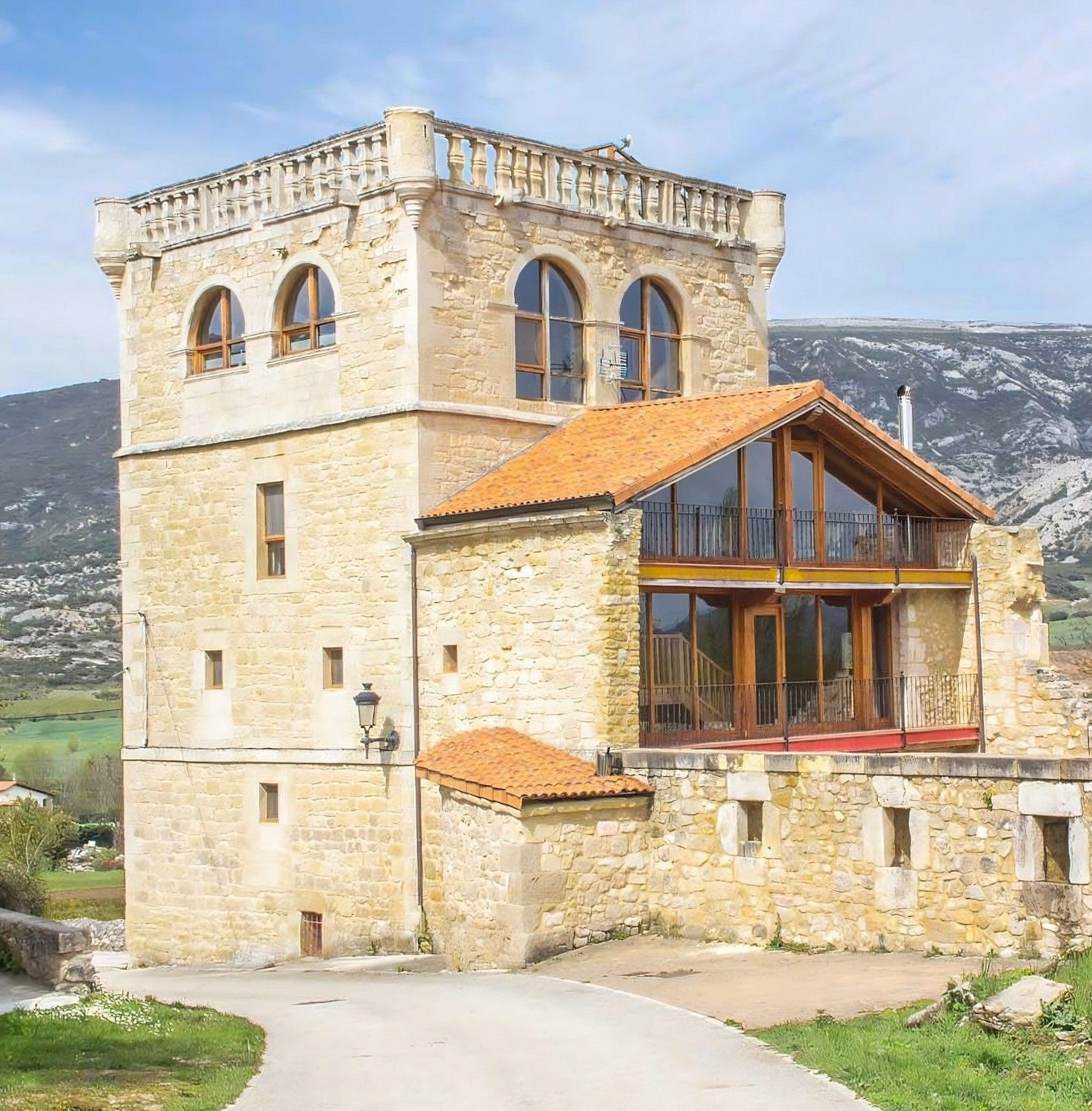 Bilder Torn med intilliggande slott i Quintana de Valdivielso – semesteruthyrning