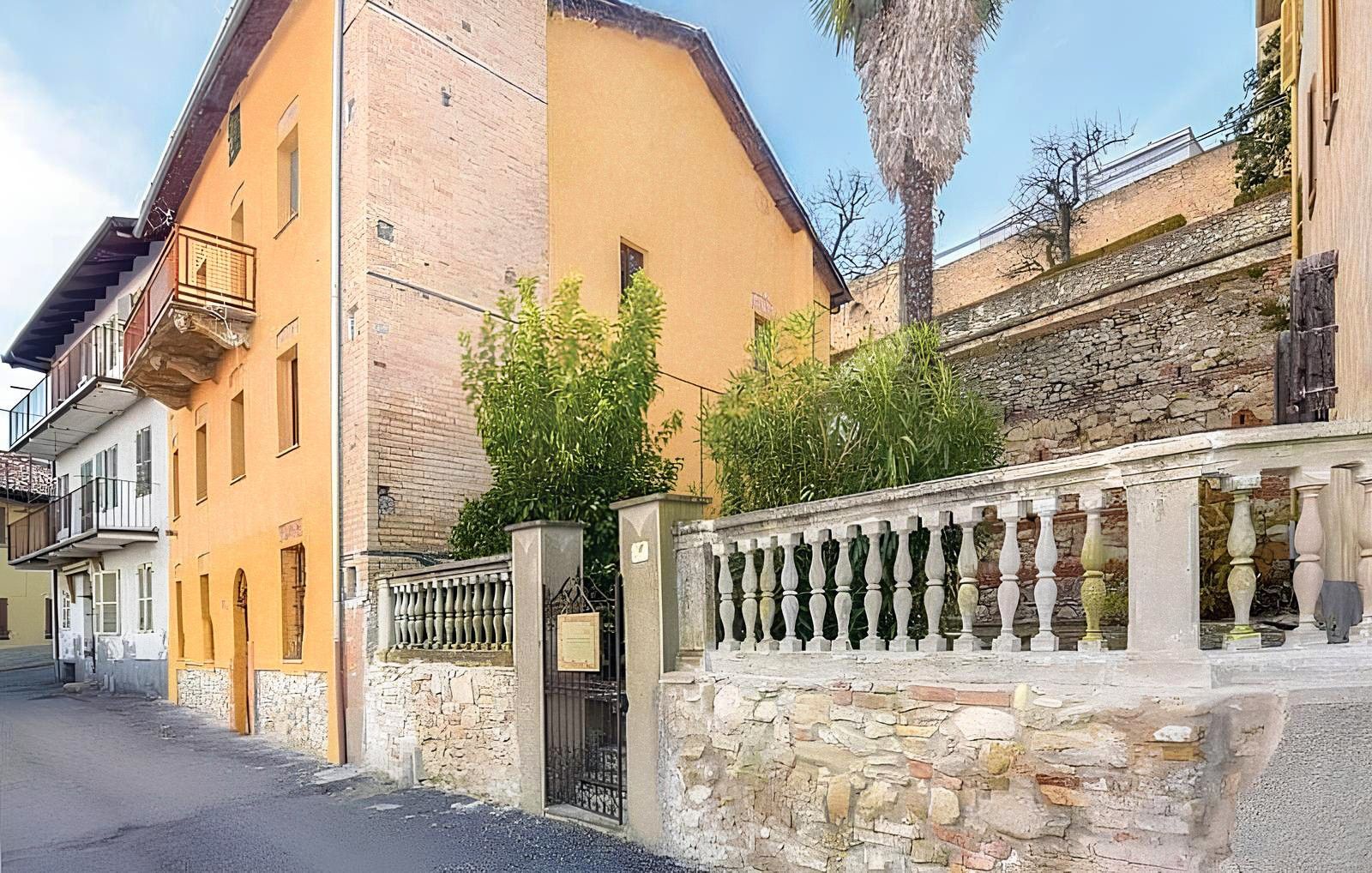 Bilder 17:e århundradets hus med trädgård vid foten av Castello di Murisengo