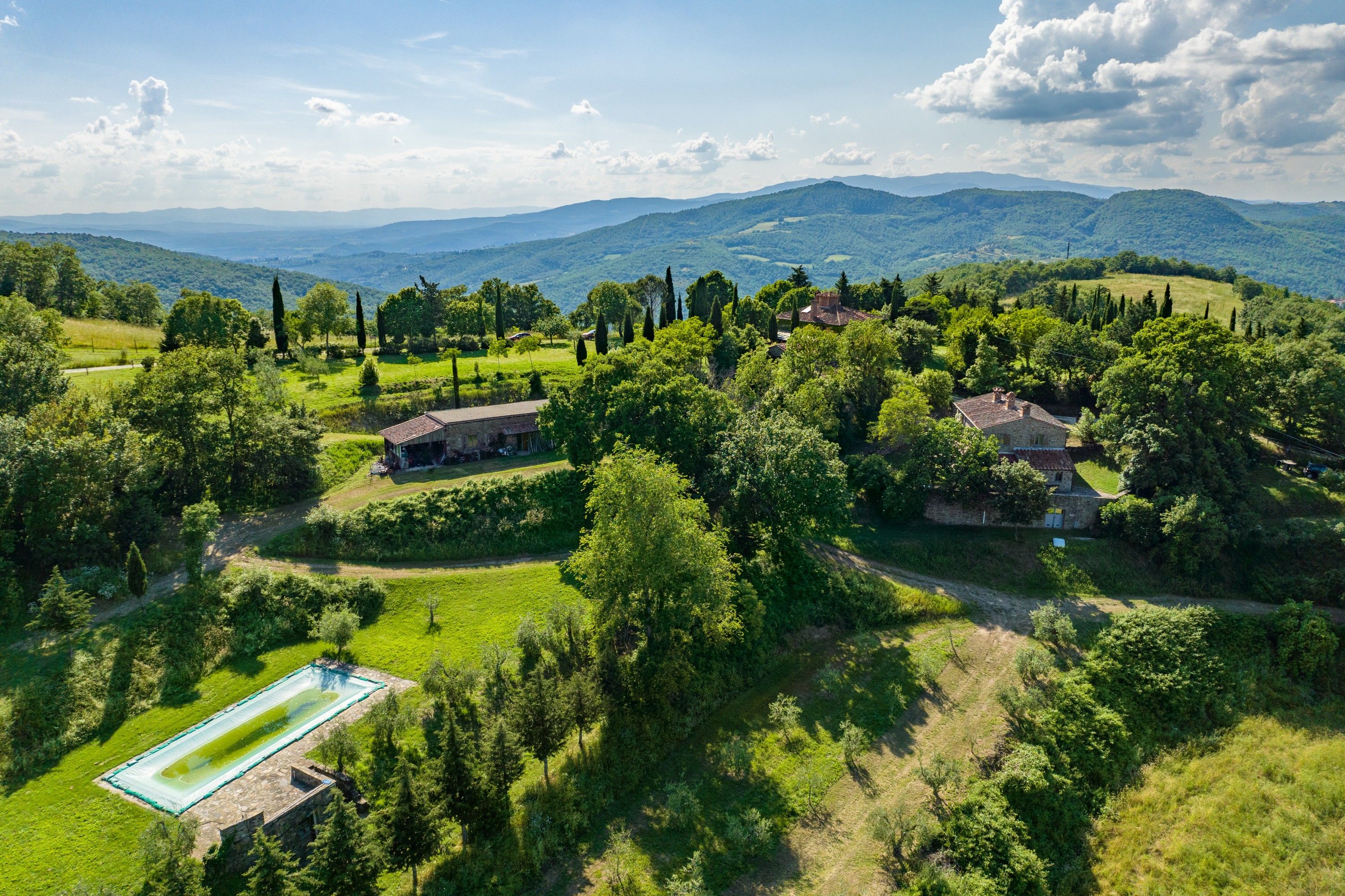 Bilder Landsted i Toscana med renovert hovedhus, gjesteleiligheter og over 217 dekar jord
