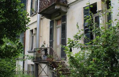 Historische Villa kaufen Faido, Tessin, lato giardino con ingresso a sala da pranzo/ingresso studio medico/accesso giardino posteriore