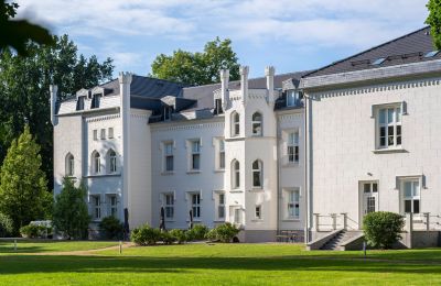 Historische Immobilien, Auszeit am Meer: Moderne Schloss-Wohnung in Ostseenähe