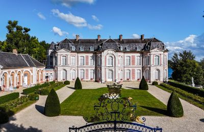 Historiske eiendommer, Eventyrlig 1700-tallsslott med monumentale drivhus og privat park