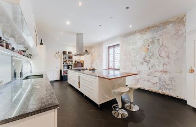 Slott till salu 4693 Desselbrunn, Øvre Østerrike, Die hochwertige Küche mit historischem Fresko