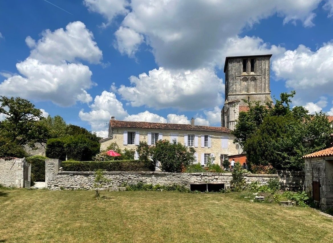 Fotos Ehemalige Tempelritter-Kommanderie mit Nebengebäuden Nähe Cognac