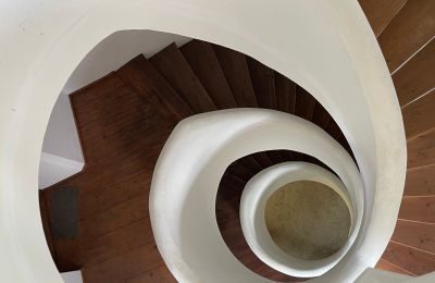 Schloss kaufen 84375 Kirchdorf am Inn, Hofmarkstraße 2, Bayern, Treppenhaus: große Wendeltreppe von EG bis DG