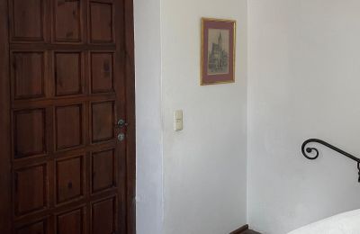 Schloss kaufen 84375 Kirchdorf am Inn, Hofmarkstraße 2, Bayern, Treppenhaus: Eingangstür zum 1. Stock