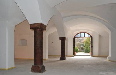 Schloss kaufen 84375 Kirchdorf am Inn, Hofmarkstraße 2, Bayern, Gewölbehalle mit antiken Adneter-Marmorsäulen, FBH (9 Segmente)