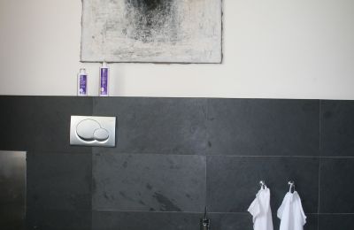 Luxus-Altbauwohnung kaufen Gera, Vollersdorfer Str. 56, Thüringen, Schieferbad Bide und Toilette