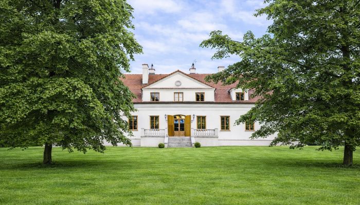 Rekonstruiertes Herrenhaus im Norden von Warschau, 6 Hektar Park, Nebengebäude und Teich