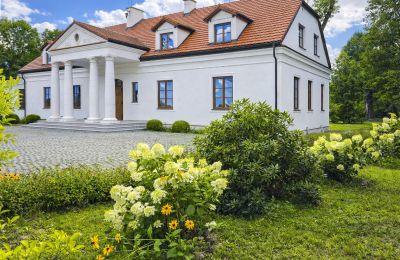 Historische Immobilien, Rekonstruiertes Herrenhaus im Norden von Warschau, 6 Hektar Park, Nebengebäude und Teich