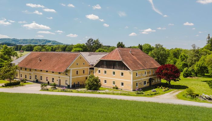 Historisk ejendom med udbygninger og kapel